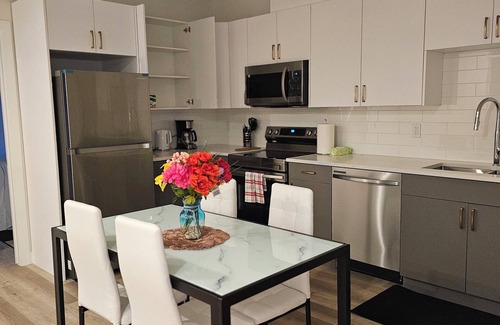 Southwest Edmonton House | 15 minutes to Edmonton International Airport YEG & 20 mins to West Edmonton Mall
