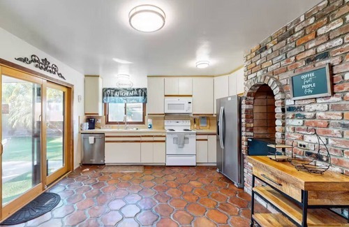 Ventura House | 15% Off December! Comfy Beds, Full AC, Great Patio