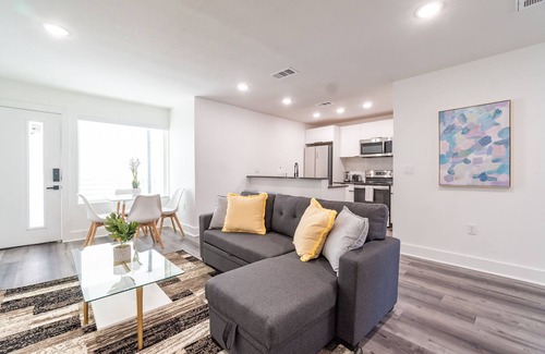 Old East Dallas Apartment | *15% OFF* Plush & Touchless Dallas Getaway