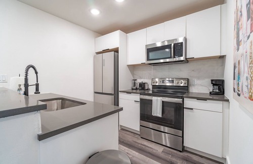 Old East Dallas Apartment | *15% OFF* Plush & Touchless Dallas Getaway