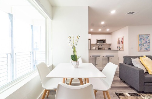 Old East Dallas Apartment | *15% OFF* Plush & Touchless Dallas Getaway