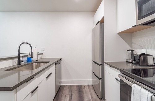 Old East Dallas Apartment | *15% OFF* Plush & Touchless Dallas Getaway
