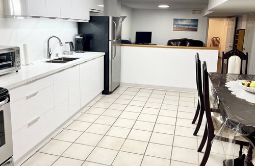 Lakeview House | 1500 ft.² Family friendly 2 bedroom 15 min. south of airport and 5 min to lake.