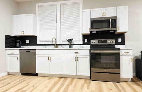 Evansville House | 1520 Howard St B "HCB"