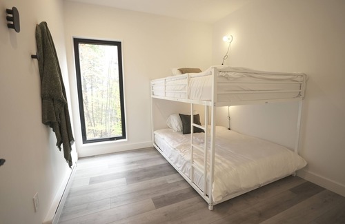 La Conception Cabin | 15min from Tremblant, modern work from home cabin