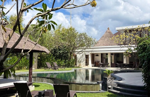 Dewi Sri Villa | 16 Bedroom Villa Private Pool Complex in Legian Bali