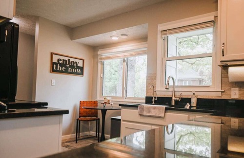 Lincoln House | 16 Guests|Adjacent Residences|Hot Tub/Ping Pong