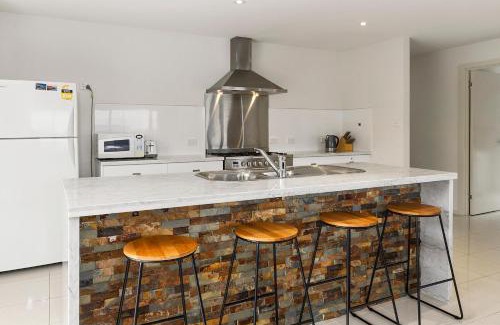 Coles Bay Villa | 170 Hazards View Drive - Unit 2