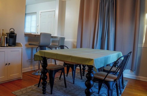 Franklin Park Apartment | 1750. Charming 2BR apartment with Wi-Fi. Quick Drive to Airport and Park Views
