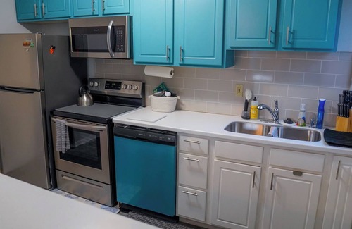 Franklin Park Apartment | 1750. Charming 2BR apartment with Wi-Fi. Quick Drive to Airport and Park Views