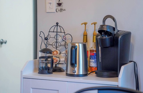 Franklin Park Apartment | 1750. Charming 2BR apartment with Wi-Fi. Quick Drive to Airport and Park Views