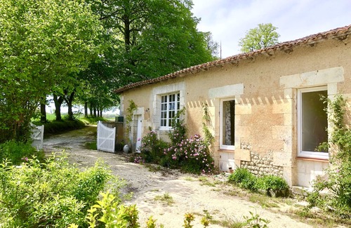 Montboyer Cottage | 17th Century Pretty Cottage with pool