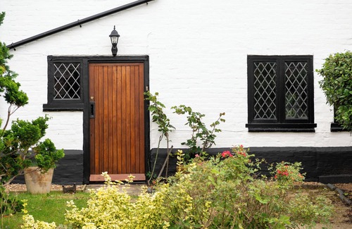 Luton Cottage | 18 century cottage nr Harry Potter Studios, London & Luton Airport. Pet friendly