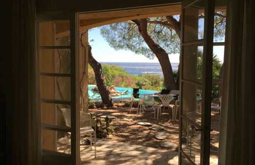 Plage de la Garonnette Villa | 180 ° sea view, heated pool, beach, shops and walking port