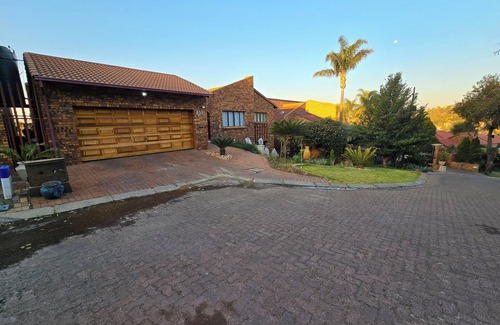 Constantia Kloof House | 180 Degrees View on The Kloof – 5-Bedroom Luxury Home with a View in Roodepoort