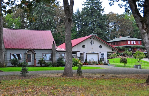 Corvallis House | 1880's Farm House on a Christmas Tree Farm 5 Minutes to Oregon State University