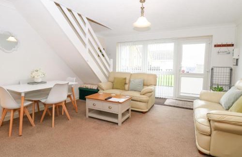 Corton House | 19 Waterside Park