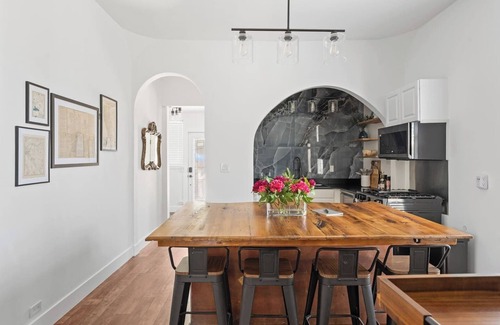 Downtown Reno House | - 1914 Historic Cottage - Newly Remodeled - Firepit and BBQ - Fenced Property - Chef's Kitchen - Electric Vehicle Charging Station