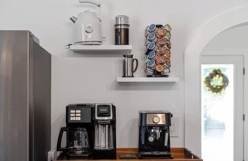 Downtown Reno House | - 1914 Historic Cottage - Newly Remodeled - Firepit and BBQ - Fenced Property - Chef's Kitchen - Electric Vehicle Charging Station