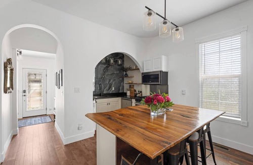 Downtown Reno House | - 1914 Historic Cottage - Newly Remodeled - Firepit and BBQ - Fenced Property - Chef's Kitchen - Electric Vehicle Charging Station