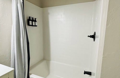 Cushing House | 1920’s Bootlegger Inn. 2-bedroom house with WiFi, AC in peaceful Cushing