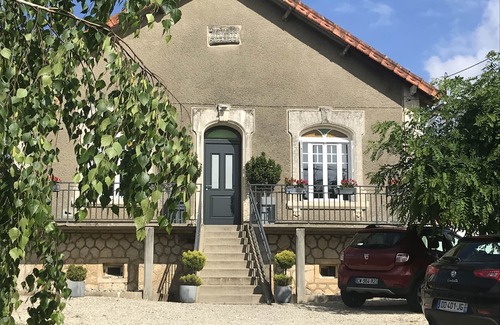 Saint-Yrieix-sur-Charente House | 1920s Charentais house near a lake