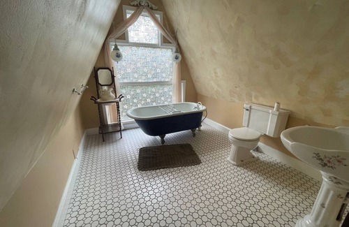 Muskogee Bed & Breakfast | 1935 Muskogee English Tudor Home – 3rd Floor Waterfall Room