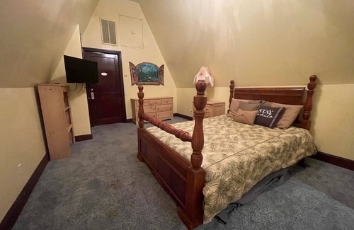 Muskogee Bed & Breakfast | 1935 Muskogee English Tudor Home – 3rd Floor Waterfall Room