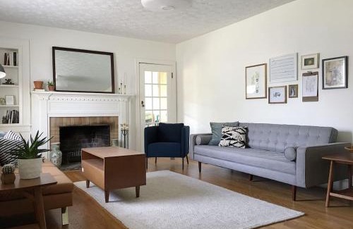 Knoxville House | 1940's Bungalow near Downtown & UT Campus