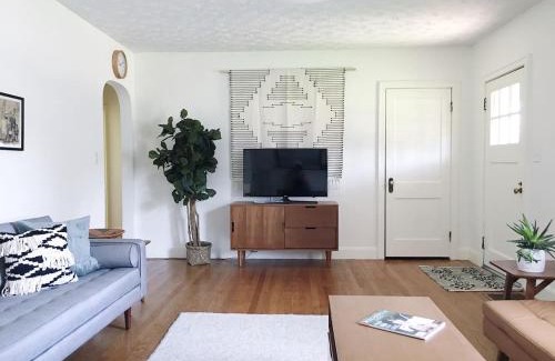 Knoxville House | 1940's Bungalow near Downtown & UT Campus