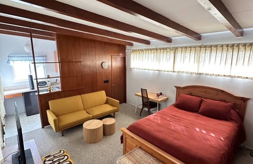 Merced Apartment | 1950’s Mid-Century-Modern studio with AC and WiFi in lovely Merced