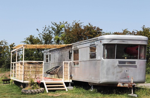 Newcastle Emlyn House | 1957 Spartan Imperial Mansion - Vintage Retreat in West Wales - Pet Friendly!)
