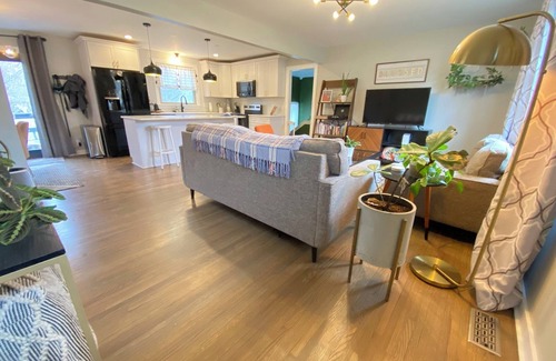 Nashville House | 1960s Ranch Nashville 3BR - Cozy Vibes & Dog Yard