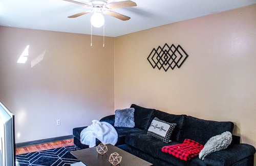 Albany Apartment | 1bd apt, 2 min walk to Albany med, off street parking and washer/dryer