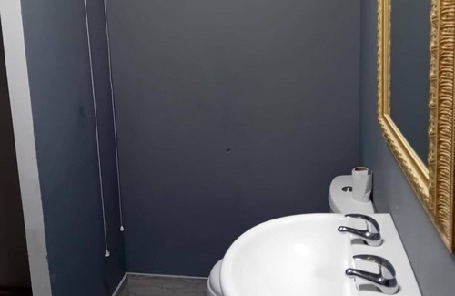 Neath Apartment | 1bed Cottage, Sleeps 2 - Mountain Views, Parking