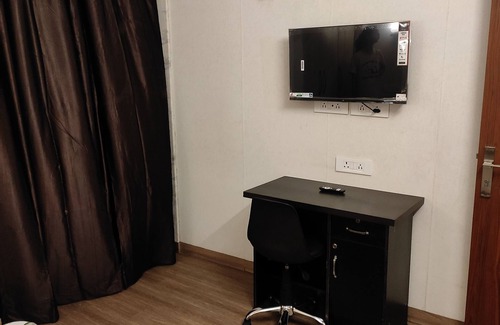 New Delhi Apartment | 1BHK centrally located Near Airport n1BHK in Naraina Vihar, New Delhi, Delhi