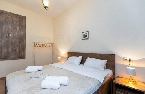 Tbilisi City Centre Apartment | 1BR Apt in Old Tbilisi Near Liberty Square - By Wehost