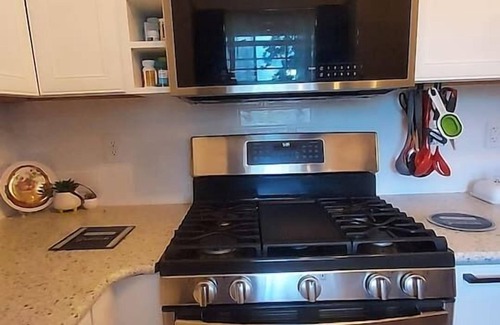 Craigsville House | 1BR - Bridge Day Stay | Steam Sauna & Jetted Tub
