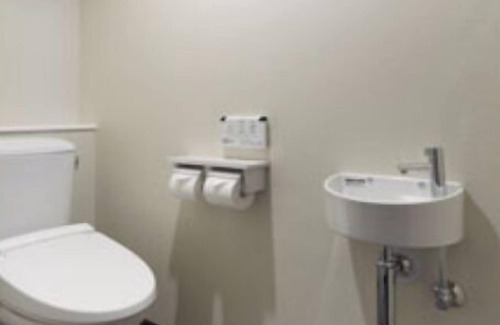 Hyakunincho Hotel | 1BR Family Suite hotel with WiFi, AC in enchanting Shinjuku City