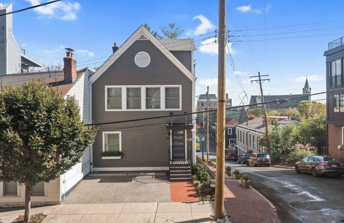 Mount Adams House | 1BR, Next to Monastery Wedding Venue, w/Bathtub