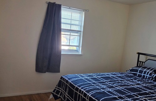 Ronkonkoma House | 1Hr train ride to Manhattan/LIRR-3-bedroom house in delightful Lake Ronkonkoma.