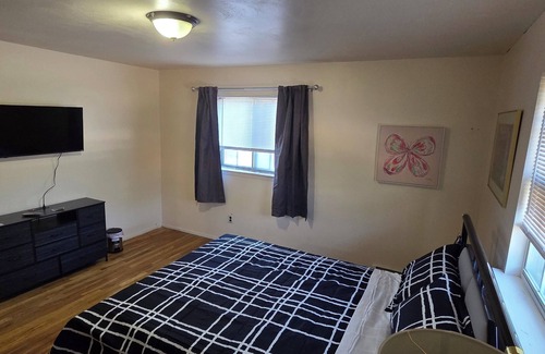 Ronkonkoma House | 1Hr train ride to Manhattan/LIRR-3-bedroom house in delightful Lake Ronkonkoma.