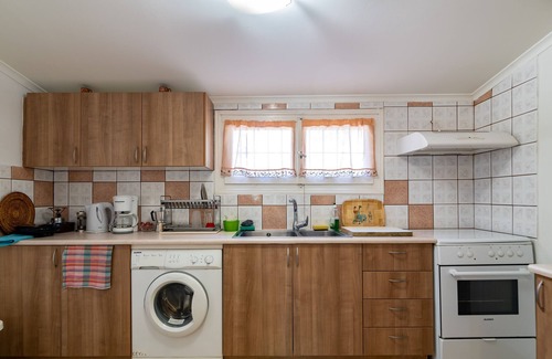 Vromonerion Cottage | 2 ΥΠΝΟΔ.2 ΚΑΘΗΣ. 1 ΜΠΑΝΙΟ 1 ΕΞΩΤ. ΝΤΟΥΖ ΜΕΓΑΛΗ ΒΕΡΑΝΤΑ ΜΕ ΚΗΠΟ
