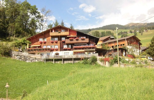 Goldern Ski Chalet | 2 1/2 room apartment on the top floor with balcony