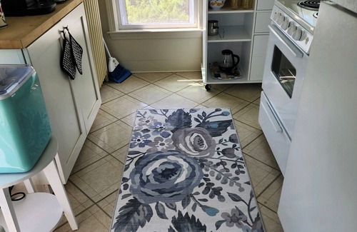 Fairhaven Apartment | 2/1 apt, 2nd FL own entrance in Fairhaven, MA, dogs ok, WiFi, Full Kitchen