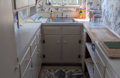 Fairhaven Apartment | 2/1 apt, 2nd FL own entrance in Fairhaven, MA, dogs ok, WiFi, Full Kitchen