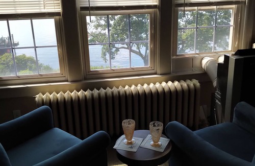 Fairhaven Apartment | 2/1 apt, 2nd FL own entrance in Fairhaven, MA, dogs ok, WiFi, Full Kitchen