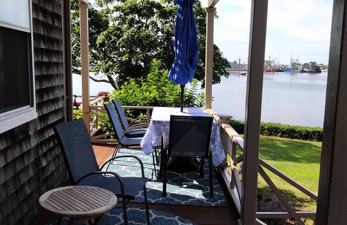 Fairhaven Apartment | 2/1 apt, 2nd FL own entrance in Fairhaven, MA, dogs ok, WiFi, Full Kitchen