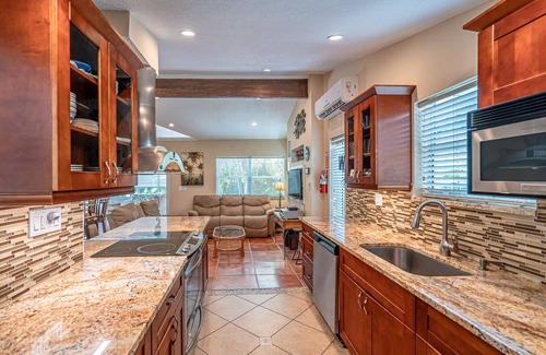 Downtown Hollywood House | 2/2-6 Guests-Heated Pool-Furnished Patio-BBQ-Wifi