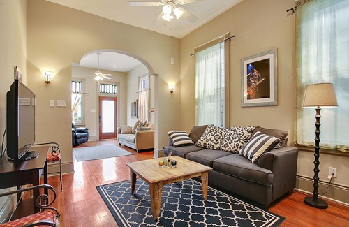 West Riverside House | 2-3 N stays - Spacious and Comfy, Walk to Whole Foods, bars and shops, sleeps 12